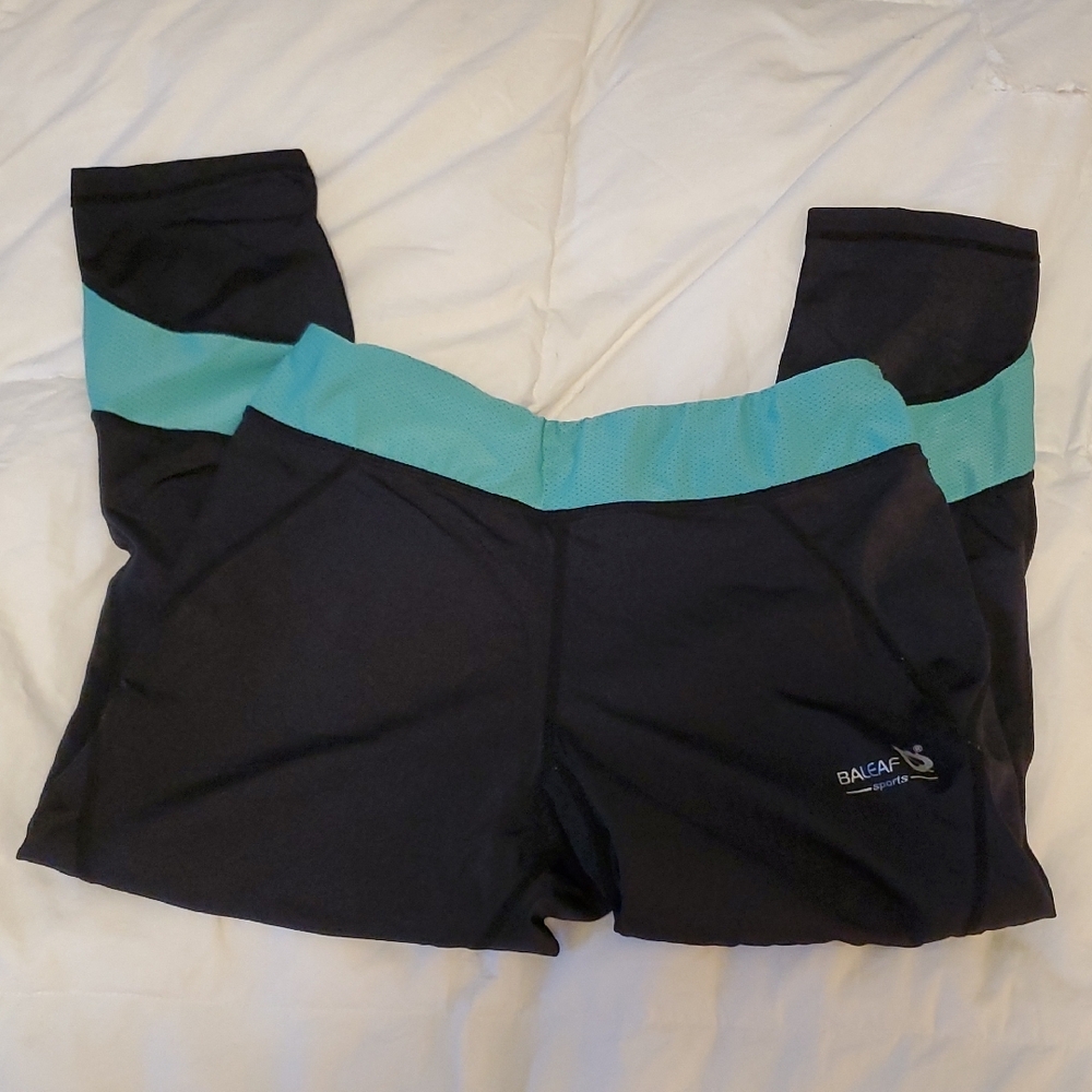 DONATING SOON Womens Cropped Workout Leggings